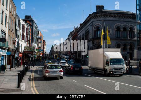 Una vista lungo Dame Street a Dublino, Irlanda. Foto Stock