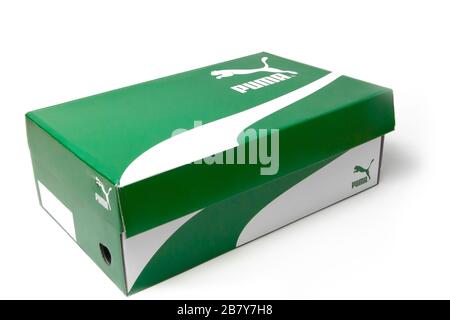 La scatola delle scarpe Puma è isolata su sfondo bianco. Scatola verde con strisce bianche per gli snickers. San Francisco, USA, marzo 2020. Foto Stock