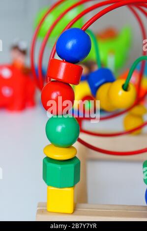 Ripresa verticale di un giocattolo multicolore per bambini una piccola costruzione in legno Foto Stock