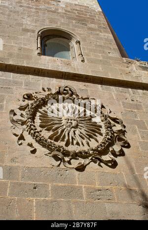 Cattedrale di Almeria Spagna meridionale con una scultura del sole sulla parete orientale Foto Stock