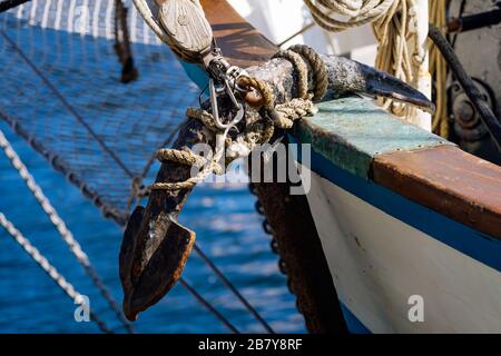 Dettagli dell'ancora in arrugginito vintage appesa ad una vecchia nave a vela. Le navi alte regnano nei moli del Canal Grande a Dublino, Irlanda Foto Stock