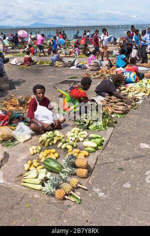 dh WEWAK PAPUA NUOVA GUINEA gente locale mercato di frutta vegetale Foto Stock