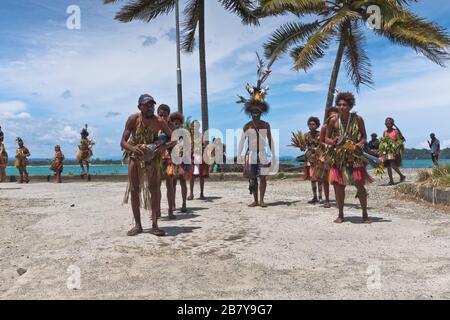 dh Port nave da crociera benvenuto WEWAK PAPUA NUOVA GUINEA tradizionale PNG nativi danzatori accogliere visitatori turismo cultura persone Foto Stock