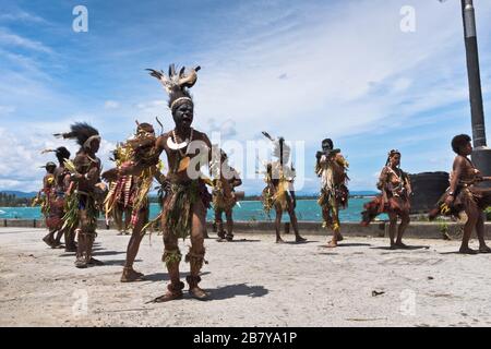 dh Port nave da crociera benvenuto WEWAK PAPUA NUOVA GUINEA tradizionale PNG nativi danzatori accogliere visitatori turismo cultura persone Foto Stock