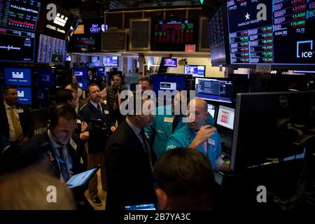 New York, Stati Uniti. 18 Marzo 2020. I commercianti lavorano alla Borsa di New York (NYSE) a New York, negli Stati Uniti, il 18 marzo 2020. Il New York Stock Exchange (NYSE) ha detto mercoledì che chiuderà temporaneamente il suo trading floor e si sposterà verso il commercio elettronico a causa dello scoppio del COVID-19. Credit: Michael Nagle/Xinhua/Alamy Live News Foto Stock