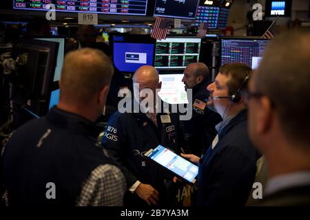 New York, Stati Uniti. 18 Marzo 2020. I commercianti lavorano alla Borsa di New York (NYSE) a New York, negli Stati Uniti, il 18 marzo 2020. Il New York Stock Exchange (NYSE) ha detto mercoledì che chiuderà temporaneamente il suo trading floor e si sposterà verso il commercio elettronico a causa dello scoppio del COVID-19. Credit: Michael Nagle/Xinhua/Alamy Live News Foto Stock