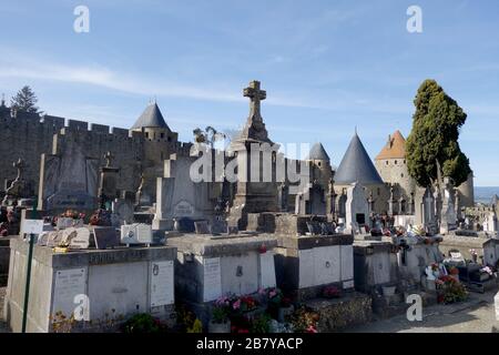 Cimitero di Carcassonne vicino alla città medievale di Carcassonne nel dipartimento dell'Aude, nella regione di Occitanie. Foto Stock