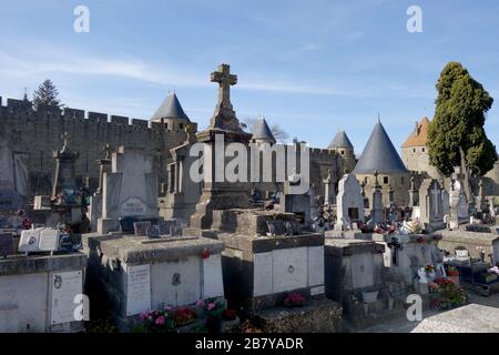 Cimitero di Carcassonne vicino alla città medievale di Carcassonne nel dipartimento dell'Aude, nella regione di Occitanie. Foto Stock