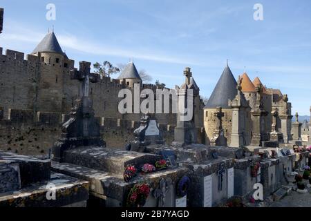 Cimitero di Carcassonne vicino alla città medievale di Carcassonne nel dipartimento dell'Aude, nella regione di Occitanie. Foto Stock