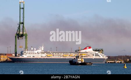 L'Avana, Cuba. 18 Marzo 2020. La nave da crociera MS Braemar attracca al porto di Mariel, l'Avana occidentale, Cuba, il 18 marzo 2020. La nave da crociera che trasporta cinque passeggeri che hanno provato il positivo per il COVID-19 ha raggiunto le acque territoriali cubane, Juan Antonio Fernandez, vice capo delle comunicazioni al Ministero degli Affari Esteri cubano, ha detto martedì. Credit: Joaquin Hernandez/Xinhua/Alamy Live News Foto Stock