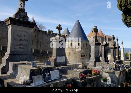 Cimitero di Carcassonne vicino alla città medievale di Carcassonne nel dipartimento dell'Aude, nella regione di Occitanie. Foto Stock