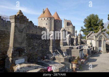 Cimitero di Carcassonne vicino alla città medievale di Carcassonne nel dipartimento dell'Aude, nella regione di Occitanie. Foto Stock