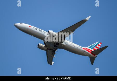 Portland, OR / USA - circa 2018: Guardando un American Airlines Boeing 737-800NG che decolse dall'aeroporto internazionale di Portland (PDX) vicino. Foto Stock