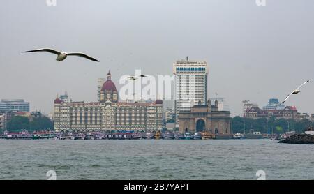 India, Mumbai - Dicembre 22 2019 - Gateway of India e Taj Mahal Palace hotel visto dal mare Foto Stock