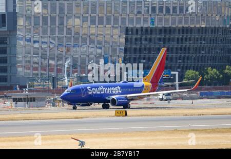 Portland, OR / USA - circa 2018: Southwest Airlines Boeing 737-800 tassando fino alla fine della pista per la partenza dall'aeroporto internazionale di Portland Foto Stock