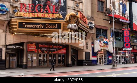 New York, New York, Stati Uniti. 18 Marzo 2020. New York, New York, Stati Uniti: Un Regal Cinemas a Times Square è temporaneamente chiuso dopo che la società ha annunciato la chiusura di tutti i luoghi del teatro come una precauzione tra lo scoppio di Coronavirus. Credit: Corine Sciboz/ZUMA Wire/Alamy Live News Foto Stock