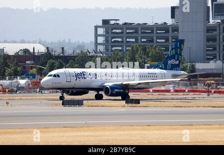 Portland, OR / USA - circa 2018: JetBlue Airlines Airbus A320 tassando fino alla fine della pista per la partenza dall'aeroporto internazionale di Portland (PDX) Foto Stock