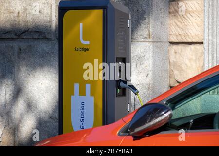 Lipsia, Germania, 03-18-020 mobilità elettrica, un'auto elettrica si carica presso una stazione di ricarica Foto Stock