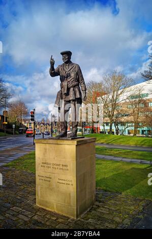 UK, South Yorkshire, Barnsley, Harold 'Micki' Bird Statua e Barnsley College Foto Stock