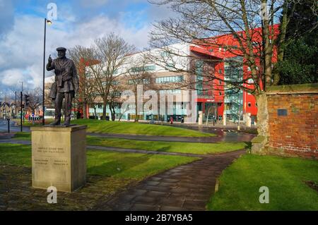 UK, South Yorkshire, Barnsley, Harold 'Micki' Bird Statua e Barnsley College Foto Stock