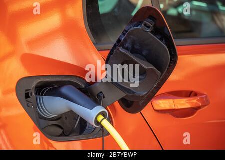 Lipsia, Germania, 03-18-020 mobilità elettrica, un'auto elettrica si carica presso una stazione di ricarica Foto Stock