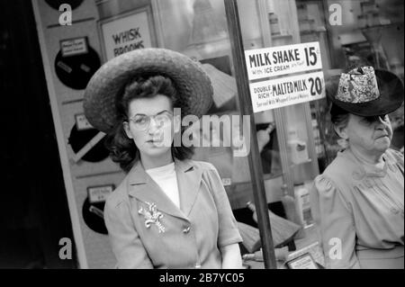 Due donne in attesa di Street Car, Chicago, Illinois, USA, John Vachon per la US Farm Security Administration, luglio 1941 Foto Stock