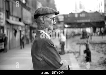 Anziani Man Watching Subway Construction, Half-Length Profile Ritratto, Chicago, Illinois, USA, John Vachon per l'Amministrazione di sicurezza della Fattoria degli Stati Uniti, luglio 1941 Foto Stock