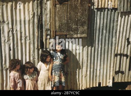 I bambini nella sistemazione dell'alloggiamento dell'azienda, San Juan, Porto Rico, Jack Delano per l'amministrazione di sicurezza dell'azienda agricola degli Stati Uniti, dicembre 1941 Foto Stock