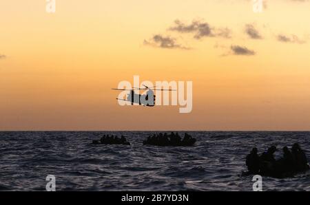 Gli studenti dell'esercito statunitense John F. Kennedy Special Warfare Center and School che sono nel corso di qualificazione Special Forces Combat Diver fanno la loro strada attraverso l'oceano su barche gonfiabili durante un trekking di 12 miglia giorno e notte vicino Key West, Florida 24 febbraio 2020. Gli studenti che hanno partecipato al corso di sei settimane sono stati qualificati come subacquei militari di base a circuito aperto e a circuito chiuso, esperti in infiltrazioni superficiali e tattiche di esfiltrazione, tecniche e procedure e qualificati in operazioni in acqua, tra cui nuoto di navigazione sottomaciale oceanica giorno e notte, giorno e giorno Foto Stock