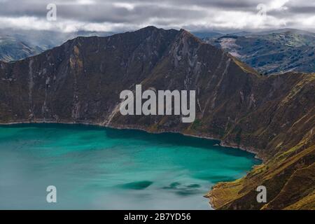 La vetta più alta del Quilotoa Loop a 3914 metri di altezza e i colori turchesi della laguna cratere, catena montuosa Andes, a sud di Quito, Ecuador. Foto Stock