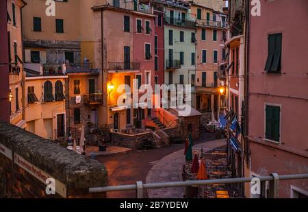 La mattina presto si affaccia sulla strada principale di Vernazza, in Italia, sulle cinque Terre. Foto Stock