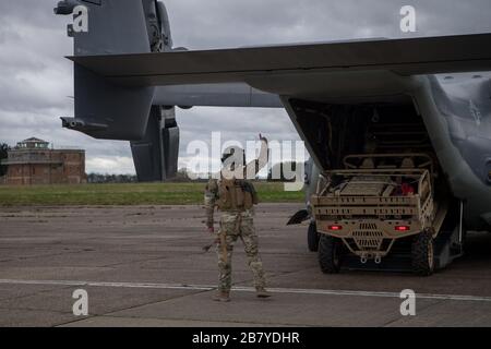 Un membro dell'equipaggio con il settimo Squadron Special Operations presso la RAF Mildenhall guida un MRZR su un CV-22B Osprey durante l'addestramento per le comunicazioni dispiegabili SUL CAMPO DI MOJO con Air Force Special Tactics durante l'esercizio Valiant Liberty presso la RAF Sculthorpe Training Range, Regno Unito, 10 marzo 2020. La tattica speciale è la forza tattica di integrazione aerea e di terra del comando delle operazioni speciali degli Stati Uniti e l'unica forza di terra delle operazioni speciali dell'Air Force, che consente l'accesso globale, lo sciopero di precisione, il recupero del personale e le operazioni di chirurgia sul campo di battaglia sul campo di battaglia. Valuant Liberty è un'agile combat em Foto Stock
