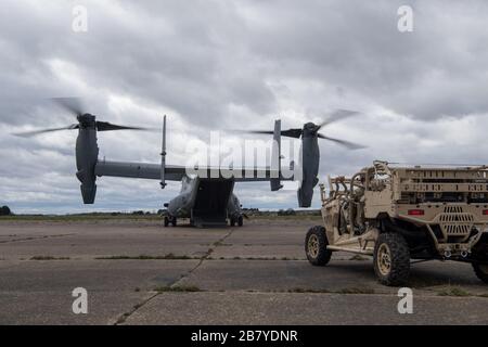 Air Force Special Tactics sistemi di trasmissione a radiofrequenza tecnici del 24° Special Operations Wing caricano un MRZR su un CV-22B Osprey del 7° Special Operations Squadron durante l'esercizio Valiant Liberty al RAF Sculthorpe Training Range, Regno Unito, 10 marzo 2020. La tattica speciale è la forza tattica di integrazione aerea e di terra del comando delle operazioni speciali degli Stati Uniti e l'unica forza di terra delle operazioni speciali dell'Air Force, che consente l'accesso globale, lo sciopero di precisione, il recupero del personale e le operazioni di chirurgia sul campo di battaglia sul campo di battaglia. Valuant Liberty è un'agile attività di lotta contro l'occupazione Foto Stock