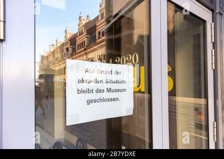 Lipsia, Germania, 03-18-020 Firma su un museo a causa della crisi di Corona 'rispetto alla situazione attuale il museo rimane chiuso' Foto Stock