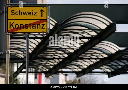 Cartello stradale Konstanz Schweiz al checkpoint doganale di frontiera dalla germania allo svizzero Foto Stock