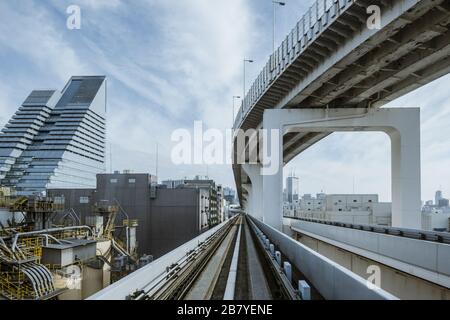 Paesaggio urbano dal treno aereo monorotaia a Tokyo Foto Stock