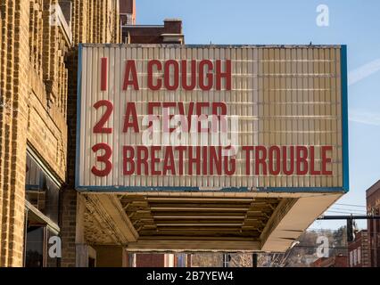Tabellone cinematografico con tre sintomi o segni principali di un coronavirus o infezione da Covid-19 di tosse, febbrore e problemi respiratori Foto Stock