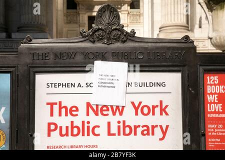 Cartello chiuso a causa del COVID-19 presso la Biblioteca pubblica di New York. Foto Stock