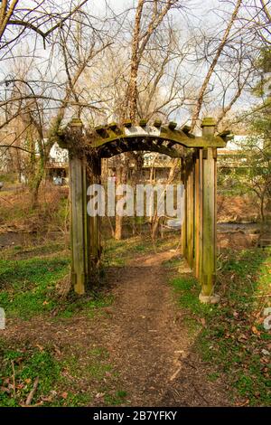 Un piccolo gazebo in legno con un sentiero che lo attraversa Foto Stock