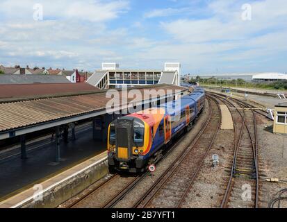 Un treno elettrico delle ferrovie del sud-ovest attende alla stazione di Fratton a Portsmouth, Hampshire, Regno Unito Foto Stock