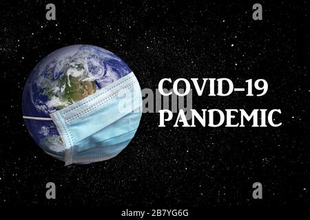 Planet Earth con maschera chirurgica per il viso per la protezione. Concetto di lotta mondiale contro la pandemia di coronavirus COVID-19. Elementi di questa immagine fur Foto Stock