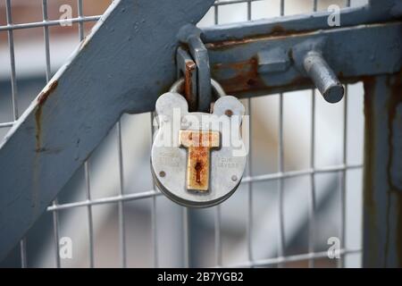 Un lucchetto limita l'accesso a un'area sulla cima del Newport Transporter Bridge sulla sponda orientale del fiume Usk a Newport, Galles, Regno Unito. Foto Stock