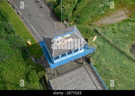 Cabina di controllo del Newport Transporter Bridge sulla riva orientale del fiume Usk a Newport, Galles, Regno Unito. Foto Stock