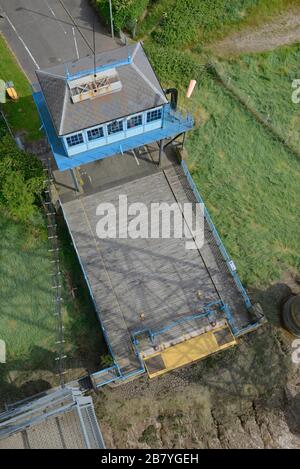 Cabina di controllo del Newport Transporter Bridge sulla riva orientale del fiume Usk a Newport, Galles, Regno Unito. Foto Stock