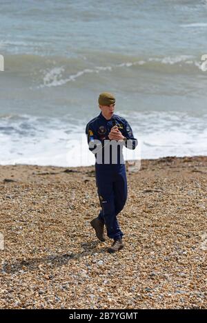 Un membro del team di visualizzazione del paracadute dell'esercito dei Tigers presenta i salti della squadra alla folla durante l'Eastbourne Airshow, Sussex, Regno Unito Foto Stock