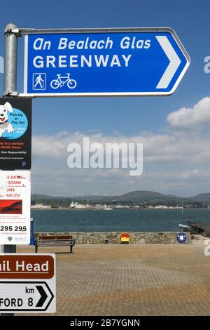 Indicazioni sul lungomare a Omeath su Carlingford Lough per la Great Eastern Greenway, un percorso costiero in bicicletta e a piedi nella contea di Louth. Foto Stock