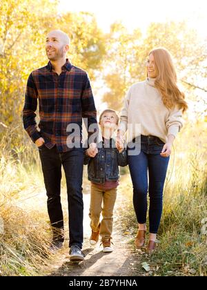 Famiglia a piedi sulla foresta percorso Foto Stock