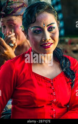 Interprete femminile dietro le quinte durante i preparativi per la danza Barong, Bali, Indonesia Foto Stock