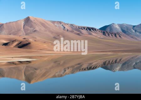 Riflessioni nel paesaggio del lago di Lejía, San Pedro de Atacama, Cile Foto Stock