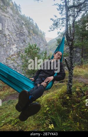 Giovane uomo che riposa in amaca Foto Stock